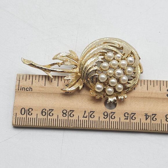 Vintage Gold Tone Floral Brooch With Faux Pearls - Picture 4 of 4
